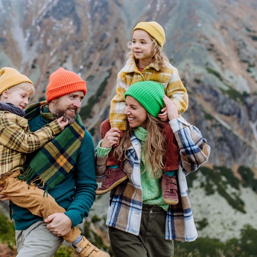 Familie wandert in den Bergen im Herbst