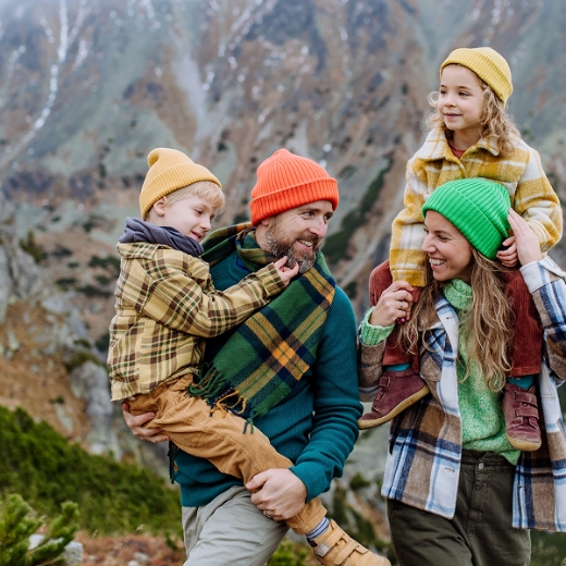 Familie wandert in den Bergen im Herbst